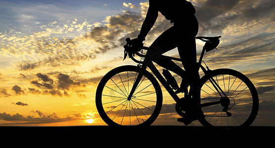 骑自行车的男人运动日落海洋天空夫妻太阳日出锻炼男性反射图片