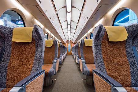 一辆空座位列车的内地 现代列车的座椅民众乘客旅游班级车皮过境走廊公共汽车交通速度图片