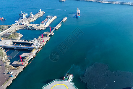 港口的钻井平台 石油平台的拖车气体工程钻头船运钻孔植物商业燃料勘探活力图片
