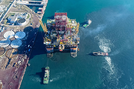 港口的钻井平台 石油平台的拖车工程活力海洋商业钻孔汽油天空货物拖带工厂图片