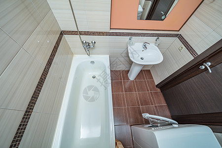 小型米油洗手间房间棕色龙头淋浴散热器白色机器建筑学洗涤地面图片