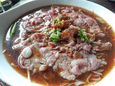 猪面汤 泰国风格食物面条午餐美食蔬菜猪肉红色图片