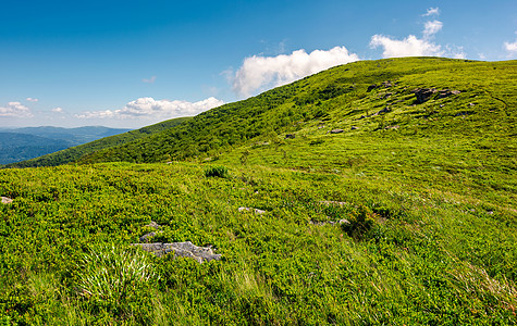 山顶的高山草地天堂起义蓝天巨石爬坡草甸子上坡山坡天气天空背景图片