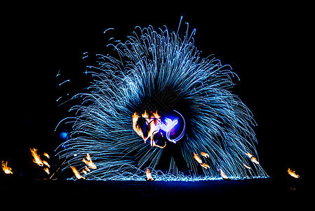 火光闪耀的烈火碎片漩涡特技戏法演员火焰展示圆圈危险火炬活力背景图片