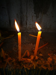 泰国佛教徒礼拜用的灯和蜡烛 泰国佛教徒木头木材烛台古董文化木板乡村食物篮子圆圈图片