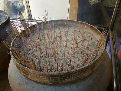 在泰国寺庙为佛像祈祷神的香香和蜡烛圆圈材料木头宗教篮子乡村树干食物古董木材图片