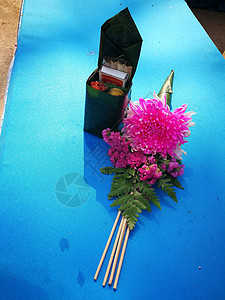 在泰国寺庙为佛像祈祷神的香香和蜡烛派对桌子仪式烛台宗教庆典花束文化市场花园图片