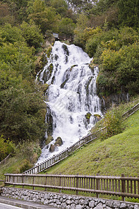 意大利北部里奥比亚科堡环境白色悬崖乡村观光意大利语岩石力量瀑布河畔图片