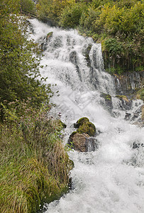 意大利北部里奥比亚科堡农村河畔乡村植被溪流悬崖环境瀑布白色荒野图片