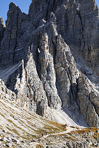 多洛米山脉地貌天空风景岩石旅游远足假期高山人行道山脉游客图片