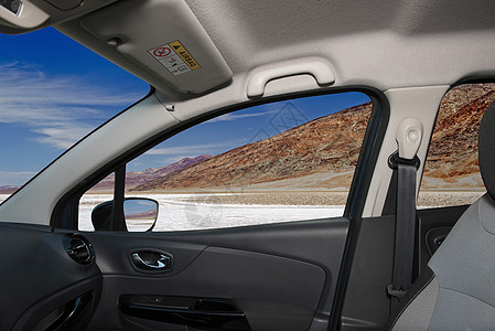 美国死亡谷Badwater 盆地的汽车窗口高清图片