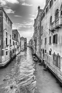 在意大利威尼斯的运河旁观图片