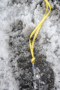 冰川中的冰芯旅行瀑布岩石螺丝钢包腰带环形金属安全救援图片