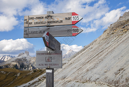 Dolomites 的唱柱远足山脉路标指标路线高山适应症旅行邮政时间图片