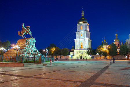 与著名的赫特曼·博格丹·赫梅尼茨基骑马的纪念碑同在夜广场 乌克兰基辅图片