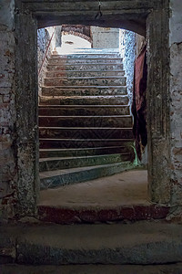 穆卡切夫城堡的石头楼梯被阳光照亮 游客经常到访该地图片
