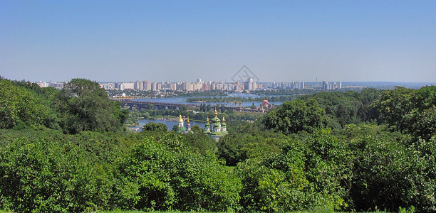 教堂圆顶上高楼城市街区的巨全景图片