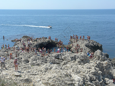 游客经常到访的骨骼中用水漏斗流出泉水男人休息悬崖生存季节假期蓝色思维海洋支撑图片