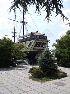在公园中以全尺寸格式装有船杆和滚帆雕塑背景图片