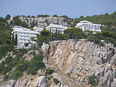 白房子被安置在蓝天背景的岩石山脉高原上 在蓝色天空背景下图片