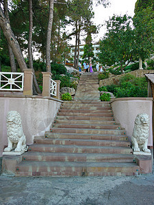 通往旅馆建筑群的两侧有白石狮子的楼梯上图片