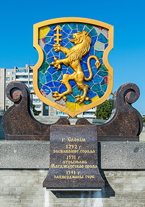 标有城市象征和大理石板 描述历史和奠基日期的徽章和徽章上的徽章;背景图片