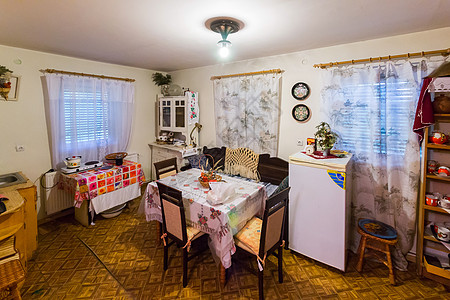 公共公寓的厨房 房间中央有一张小桌子 有一个小冰箱和餐桌背景图片