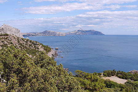 从绿色山坡到蓝色海面水面的巨型地貌 远处有站立岩块 蓝海图片