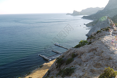 深黑海岸上美丽美丽的山峰高高旅行太阳海岸悬崖假期天空海滩石头海洋海湾图片