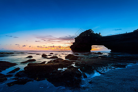 印度尼西亚巴厘日落时 塔纳鲁托寺 达克石头热带地标旅游建筑学文化异国寺庙海滩海洋图片