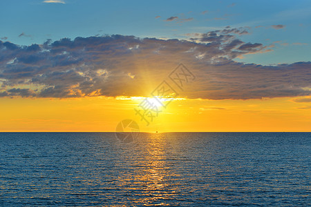 游览胜地夏天平静的海面高清图片