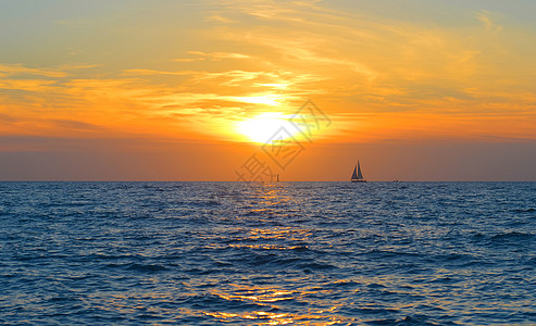 海面上的日落海滨大海暖色海景旅游度假辉光天空飞行游览图片