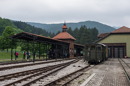 站的老蒸汽火车 从这里开始建筑引擎森林公园历史旅游测量铁路机车村庄图片