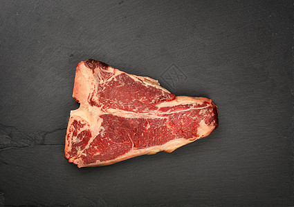 切紧生牛肉 T骨牛排 在板板板上厨房石板红色肋骨木板牛肉黑板烹饪黑色骨头图片