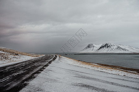 穿越冰岛雪雪地的一条道路荒野风景山峰曲线季节自然半岛山脉旅游农村图片