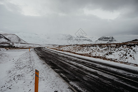 穿越冰岛雪雪地的一条道路驾驶旅游海岸地形基础设施气候农村天气降雪风景图片