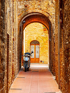 的古老中世纪街 有小摩托车 意大利托斯卡纳图片