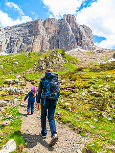 母亲和女儿在山上徒步旅行 与子女一起积极度假 意大利多洛米特人协会(Dolomites)图片
