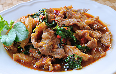 泰国菜 猪肉 辣椒和甜胡椒油炸搅拌香料烹饪红色食物美食蔬菜午餐图片