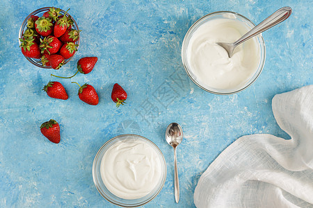 碗里有有机酸奶 蓝色的新鲜草莓浆果盘子覆盆子小吃排毒营养水果粮食玻璃奶制品图片