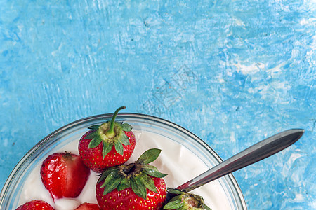 碗里有有机酸奶 蓝色的新鲜草莓粮食奶制品盘子乡村饮食小吃早餐浆果甜点美食图片