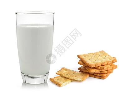 白色背景上孤立的牛奶饼干和牛奶饼干玻璃饮食产品棕色食物面包小麦甜点饮料盘子图片