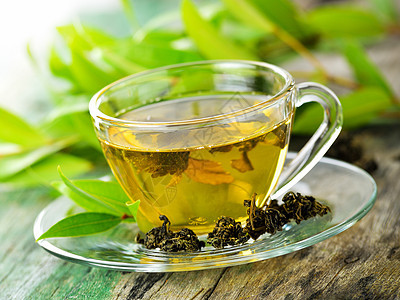 木制背景桌上的绿茶杯茉莉花饮料香气草本白色茶壶叶子茶点桌子植物图片