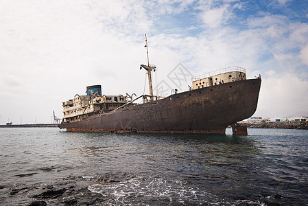 西班牙加那利群岛兰萨罗特的船难运输碰撞波浪衰变天空环境蓝色破坏热带灾难图片