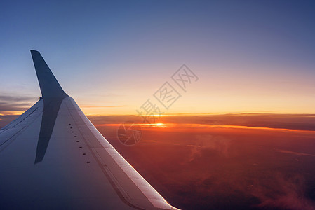 日落时的飞机机翼航班地平线空气运输蓝色飞机场天线翅膀喷射飞行黄昏高清图片素材