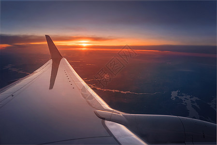 日落时的飞机机翼蓝色太阳旅游喷射气氛航空天空旅行运输飞机场图片