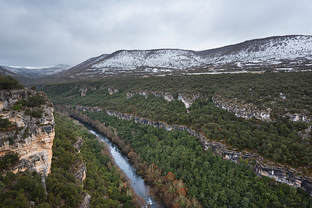 西班牙卡斯蒂利亚和里昂的布尔戈斯州伊布罗河峡谷冬季风景图片
