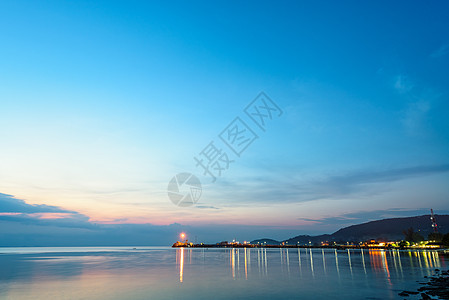 高三井纳松码头的天色暮光天空巡航蓝色海洋海景热带日落日出海岸线港口图片