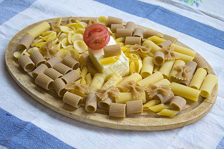 意面黄油和新鲜番茄美食食物面条小麦黄色营养猫砂盘子图片