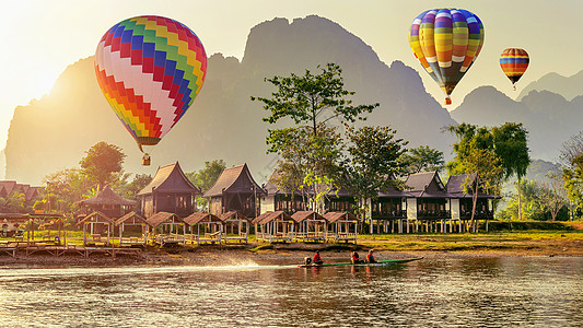 老挝Vangvieng日落时 南松河上空的热气球天空运输歌曲冒险空气热带旅游文化场地游客图片